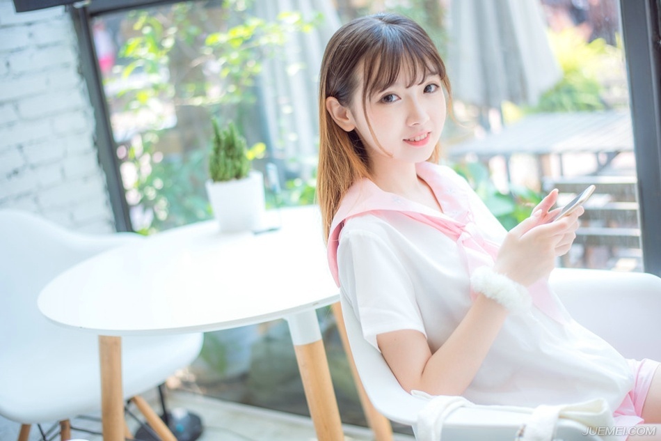 对于小野的教育，韩寒说唯一的要求是善良和想象力。韩寒不希望女儿为产品代言，他说他不希望女儿配合这个世界，但希望她认识和了解这个世界！——韩寒